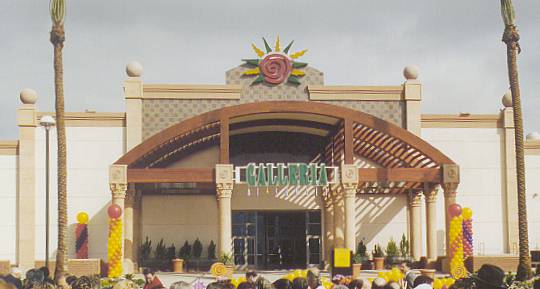 Front of Mall on Opening Day